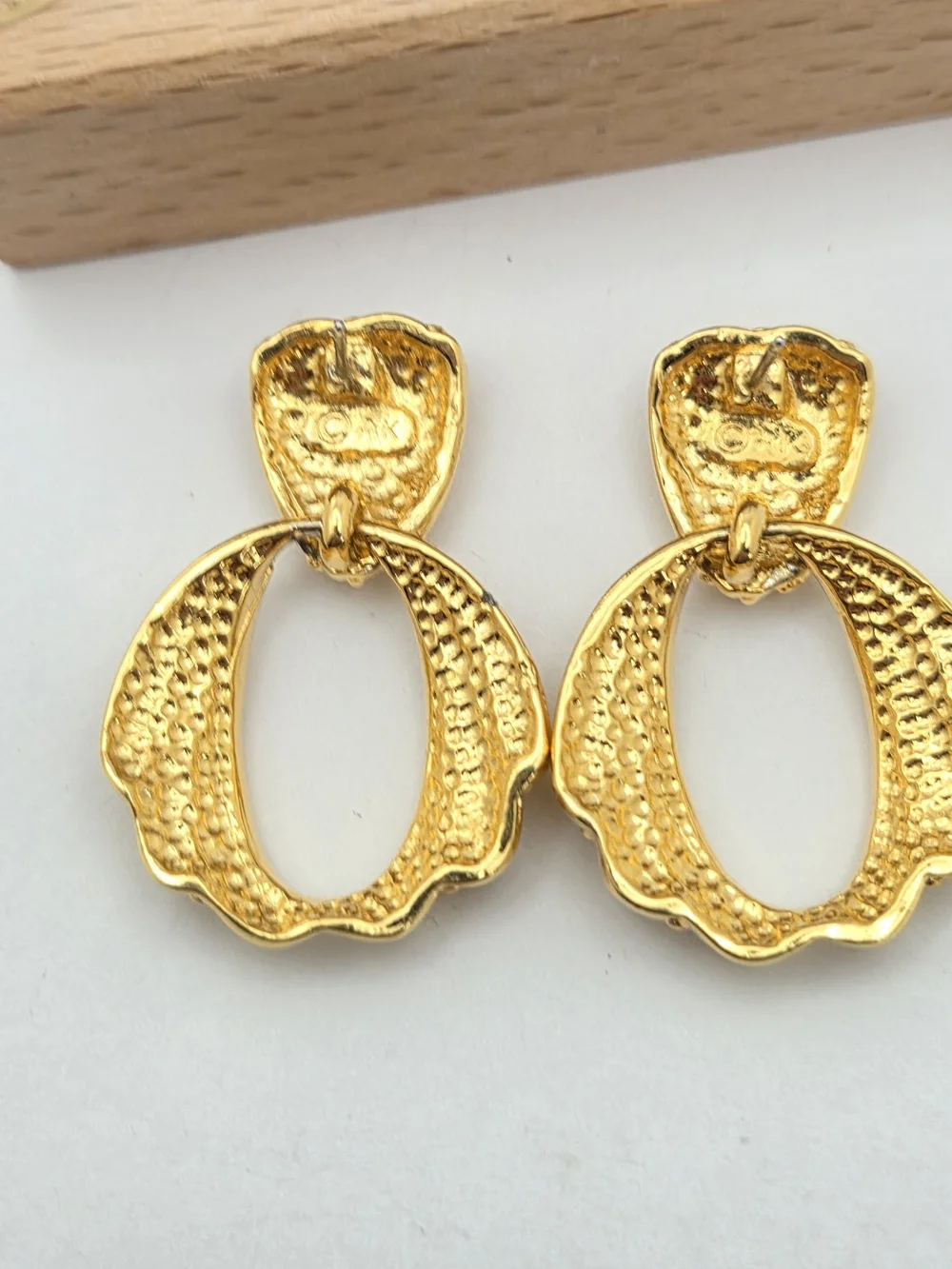 Vintage Anne Klein Gold Tone Ribbed Door Knocker Dangle Earrings Post Back